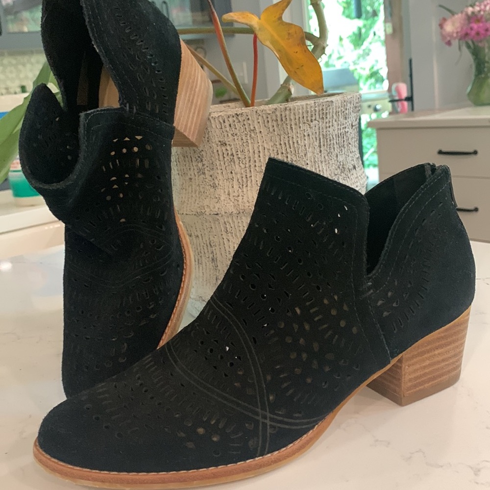 Earth Black Laser Cut Suede Bootie Wyoming Wonder size 8.5
